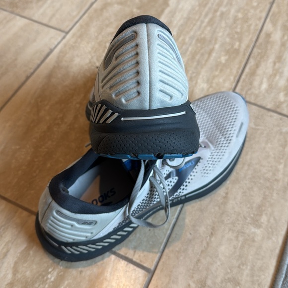 Brooks Adrenaline GTS 22 - Picture 4 of 9